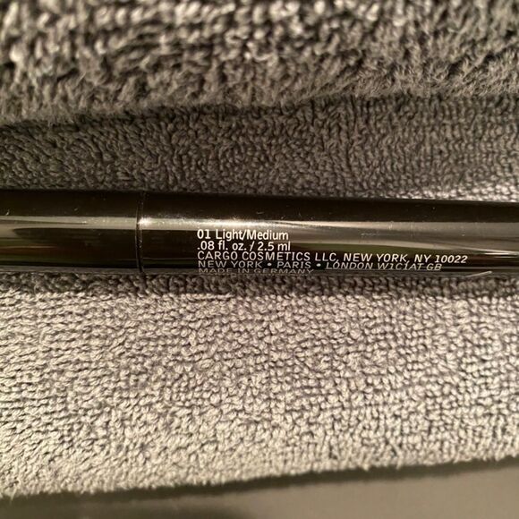 1045 Cargo Blu-Ray Concealer 01 Light Medium NWT - Picture 2 of 4